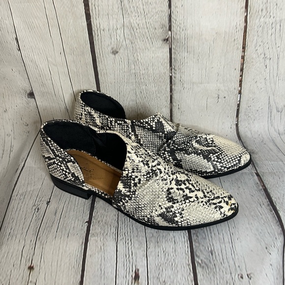 Cupid faux snakeskin flats NWOT - Picture 2 of 5